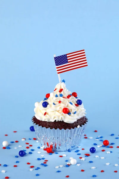 4 de julho cupcake com bandeira e polvilhas — Fotografia de Stock