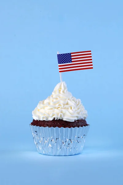 4 de julho cupcake com bandeira — Fotografia de Stock