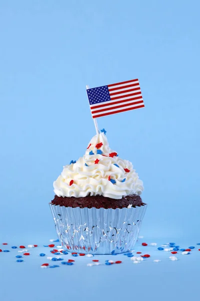 Cupcake del 4 de julio con bandera y salpicaduras — Foto de Stock