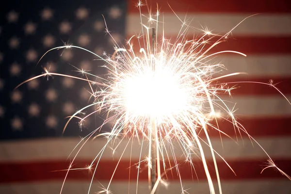 アメリカの国旗は、7月4日の celebratio のために線香花火によって点灯 — ストック写真