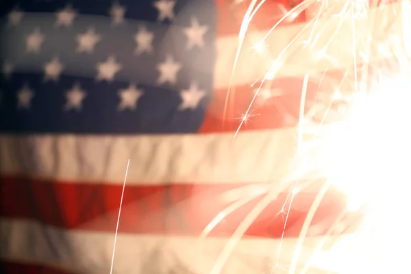 US-amerikanische Flagge zum 4. Juli mit Wunderkerzen angezündet — Stockfoto