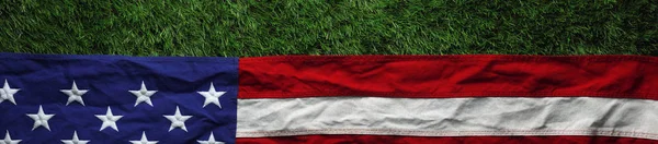 स्मारक दिवस किंवा गवत वर लाल, पांढरा आणि निळा अमेरिकन ध्वज — स्टॉक फोटो, इमेज