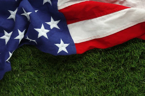 红色，白色，和蓝色为阵亡将士纪念日的草地上的美国国旗或 — 图库照片