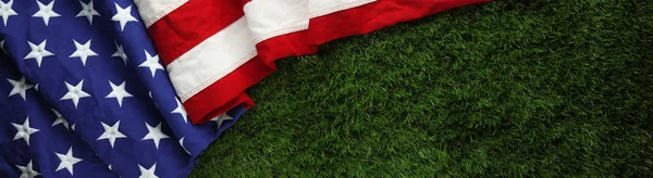 Rote, weiße und blaue amerikanische Flagge auf Gras zum Gedenktag oder — Stockfoto