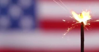 Amerikan bayrağı önünde yanan parıltım