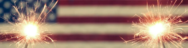 Osvětlený jiskříčkář před americkou vlajkou — Stock fotografie