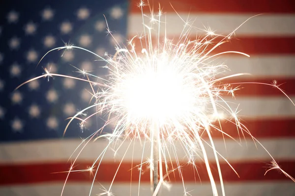 Wunderkerze brennt vor amerikanischer Flagge — Stockfoto