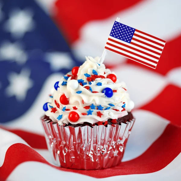 Cupcake del 4 de julio con bandera y salpicaduras — Foto de Stock