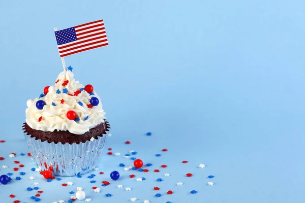 Cupcake del 4 de julio con bandera y salpicaduras — Foto de Stock
