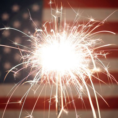 ABD Amerikan bayrağı 4 Temmuz Celebratio için maytap tarafından yaktı