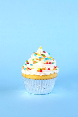 Renkli sprinkles ile tek buzlu cupcake