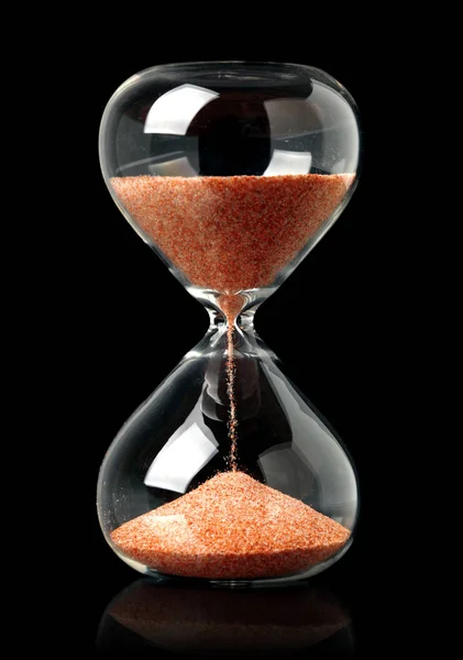 Zandloper met rood zand dat het verstrijken van de tijd weergeeft — Stockfoto