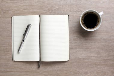 Ofis masasında açık kitap