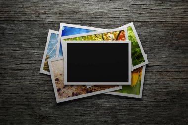 Boş çerçeve ile renkli fotoğraf yığını