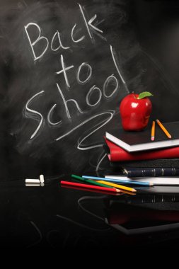 Tebeşir tahtası ve okul malzemeleri yle okula geri dön