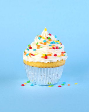 Renkli sprinkles ile tek buzlu cupcake