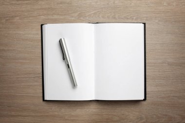 Ofis masasında açık kitap