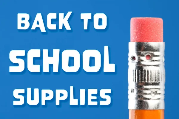 Gele potlood close-up met terug naar school supplies tekst — Stockfoto