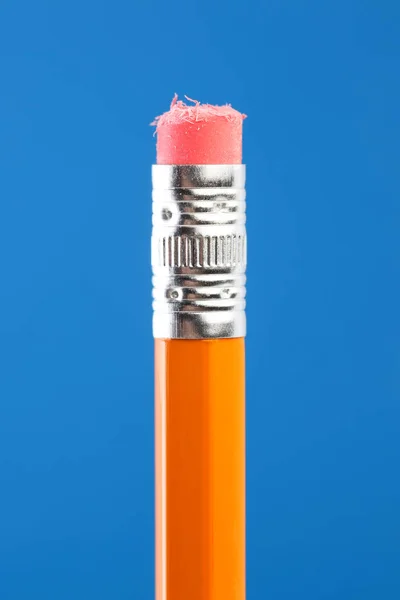 Fechar de uma borracha de lápis amarelo único usado — Fotografia de Stock