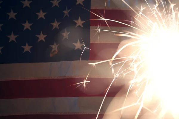 Lit sparkler queimando na frente da bandeira americana — Fotografia de Stock