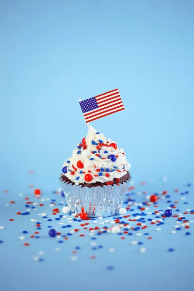 Cupcake del 4 de julio con bandera y salpicaduras — Foto de Stock