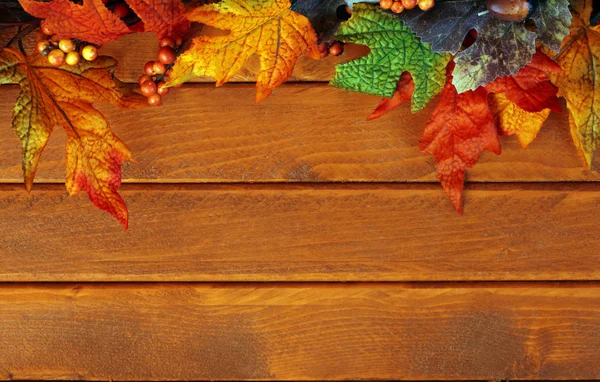 Hojas de otoño sobre fondo de madera — Foto de Stock