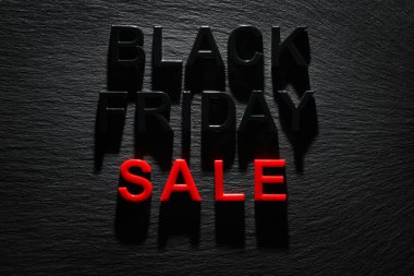 Karanlık arduvaz arka plan üzerinde siyah Cuma satış