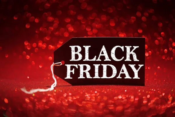 Black Friday eticheta de vânzare pe fundal sclipici roșii — Fotografie, imagine de stoc