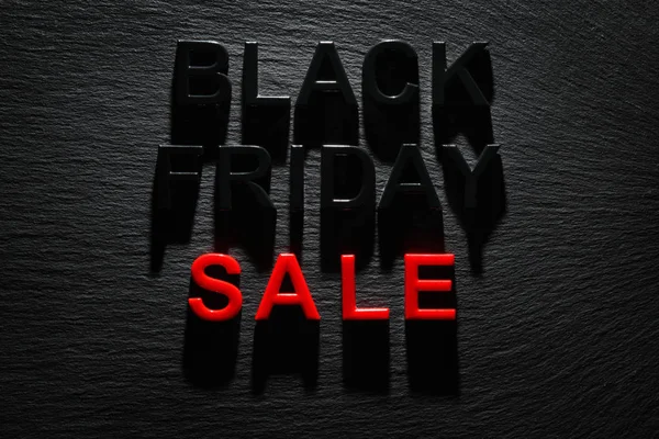 다크 슬레이트 배경에 검은 금요일 판매 — 스톡 사진