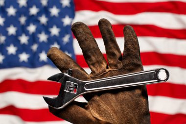 Eski ve yıpranmış iş eldiveni Abd Amerika üzerinde ayarlanabilir anahtarı holdng