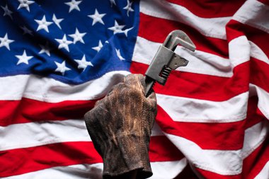 Amerikan F üzerinde yıpranmış ve kirli golve tutan boru anahtarı el