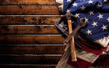 Büyük Amerikan bayrağı üzerinde eski ve yıpranmış iş araçları - İşçi günü backg