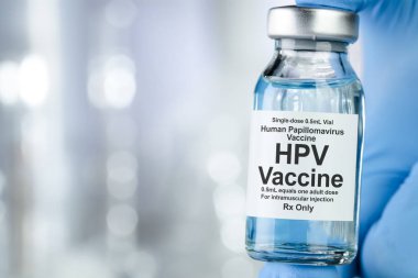Hp tutan mavi tıbbi eldiven bir el ile Sağlık konsepti