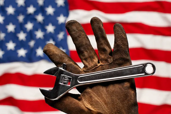 Eski ve yıpranmış iş eldiveni Abd Amerika üzerinde ayarlanabilir anahtarı holdng