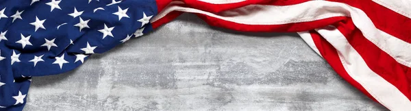 Bandera estadounidense sobre fondo de madera blanca desgastada. Para Estados Unidos Memori — Foto de Stock