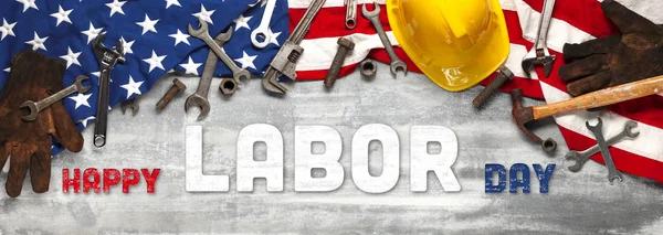 Yıpranmış beyaz ahşap arka plan üzerinde çalışma araçları ile Abd Amerikan bayrağı