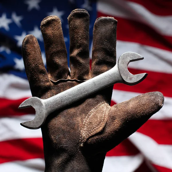 Americ üzerinde hilal anahtarı tutan yıpranmış ve kirli golve el