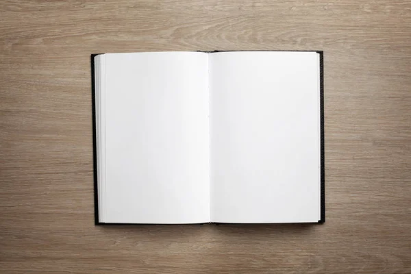 Vue aérienne du livre ouvert avec des pages blanches vierges — Photo