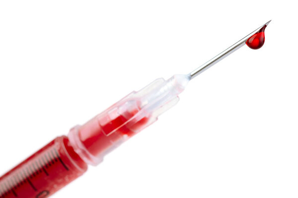 Острый шприц истекает кровью
