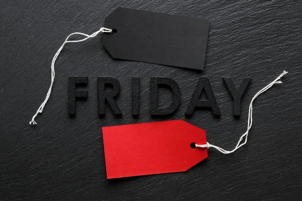 Black Friday text cu eticheta de vânzare roșie pe fundal ardezie — Fotografie, imagine de stoc