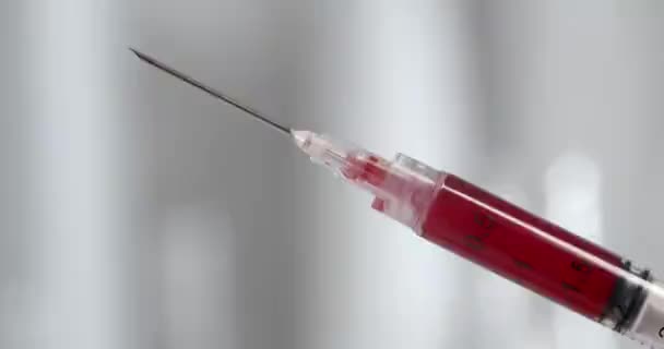 装满血液和从针滴的注射器 — 图库视频影像