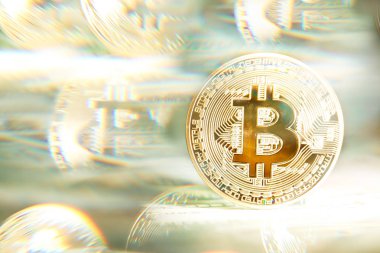 Parlak altın bitcoin, para yığınları üzerinde dengelenmiş. Zenginlik,