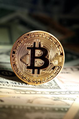 Parlak altın bitcoin, para yığınları üzerinde dengelenmiş. Zenginlik,