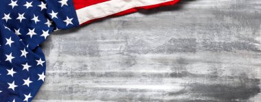 Yıpranmış beyaz ahşap arka plan üzerinde Amerikan bayrağı. Usa Memori için