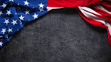 Yıpranmış siyah arka plan üzerinde Amerikan bayrağı. Abd Anma Günü için,