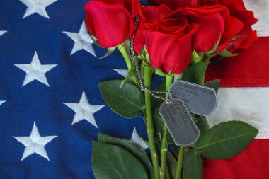 Gülve askeri künyeile Amerikan bayrağı