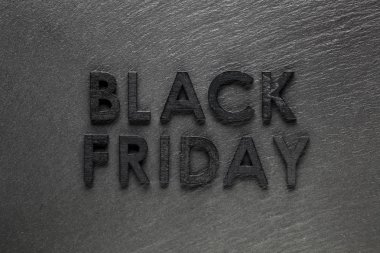 Siyah kayrak arka plan üzerinde Black Friday metin
