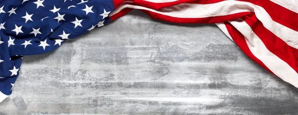 US American flag on worn white wooden background. For USA Memori — Stock Photo, Image