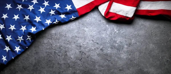 Η αμερικάνικη σημαία μας σε φθαρμένο μαύρο φόντο. Για την ημέρα του μνημείου ΗΠΑ, — Φωτογραφία Αρχείου