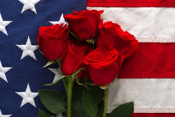 Bandeira americana com rosas — Fotografia de Stock
